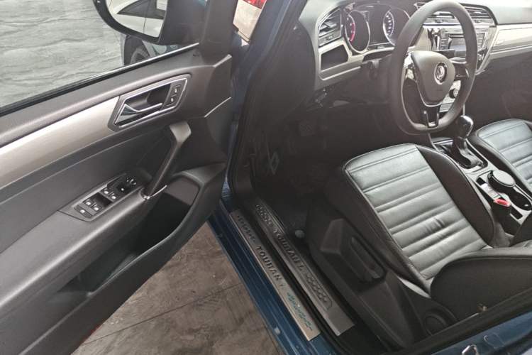 Used Volkswagen Touran 2016 Volkswagen Touran L 280TSI DSG Comfort Edition Driver Seat