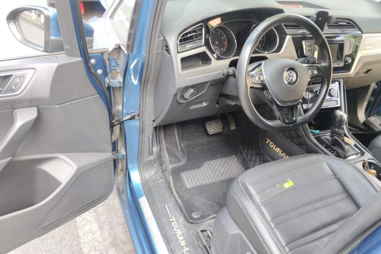 Used Volkswagen Touran 2016 Volkswagen Touran L 280TSI DSG Comfort Edition Driver Seat