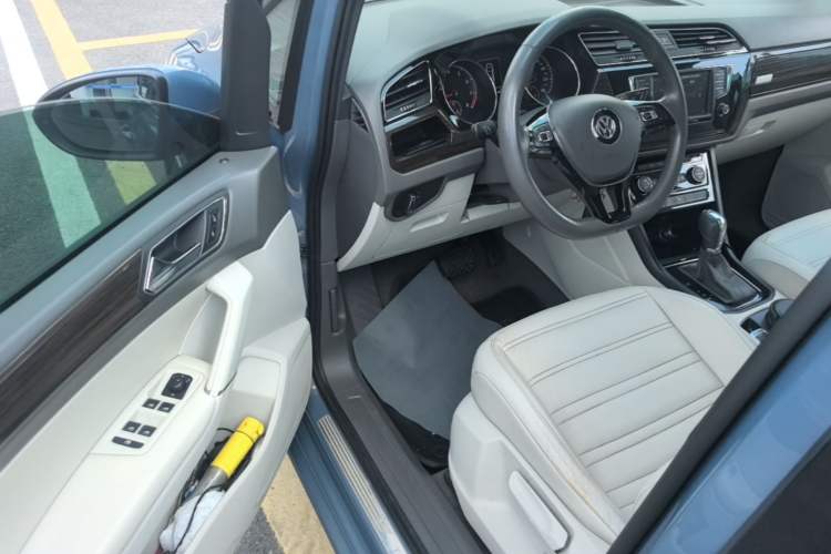 Used Volkswagen Touran 2016 Volkswagen Touran L 280TSI DSG Comfort Edition Driver Seat