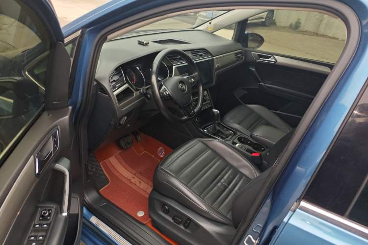 Used Volkswagen Touran 2016 Volkswagen Touran L 280TSI DSG Luxury Edition Driver Seat