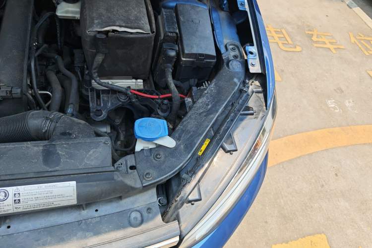 Used Volkswagen Touran 2016 Volkswagen Touran L 280TSI DSG Comfort Edition Engine Bay Left