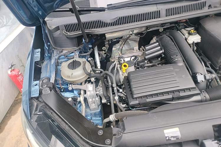 Used Volkswagen Touran 2016 Volkswagen Touran L 280TSI DSG Comfort Edition Engine Bay Right