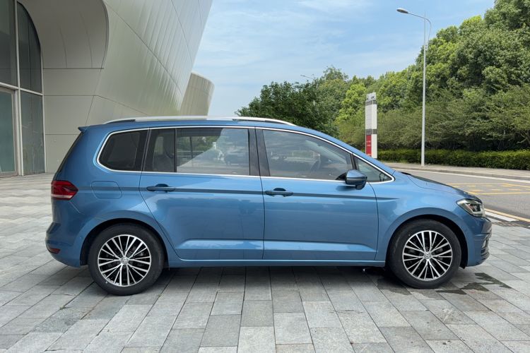Used Volkswagen Touran 2016 Volkswagen Touran L 280TSI DSG Luxury Edition Exterior 1