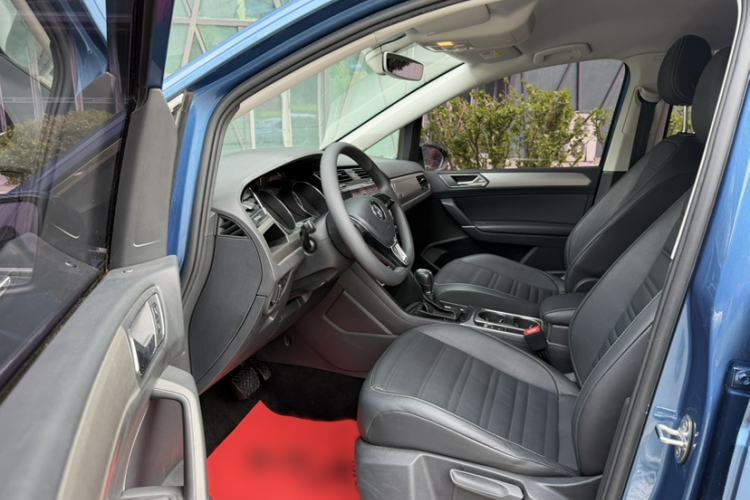 Used Volkswagen Touran 2016 Volkswagen Touran L 280TSI DSG Comfort Edition Exterior 2