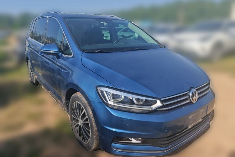 Used Volkswagen Touran 2016 Volkswagen Touran L 330TSI DSG Luxury Edition Front Right 45 Deg