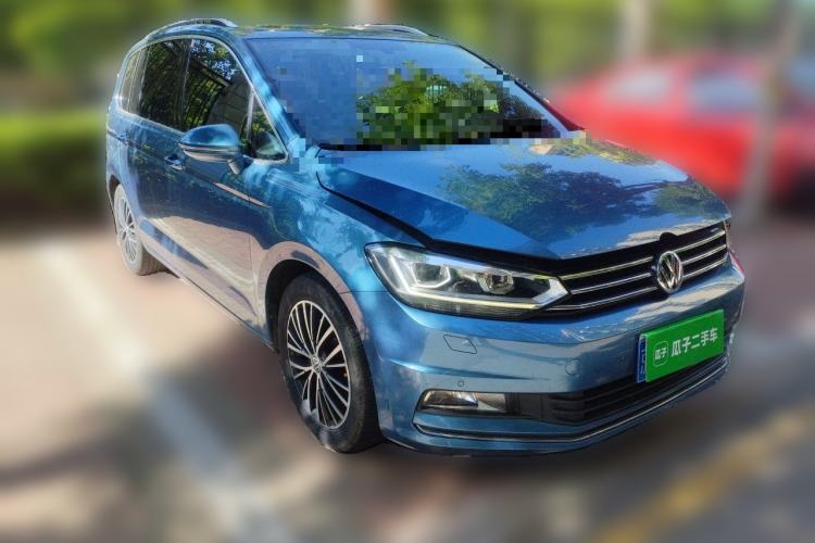 Used Volkswagen Touran 2016 Volkswagen Touran L 330TSI DSG Luxury Edition Front Right 45 Deg