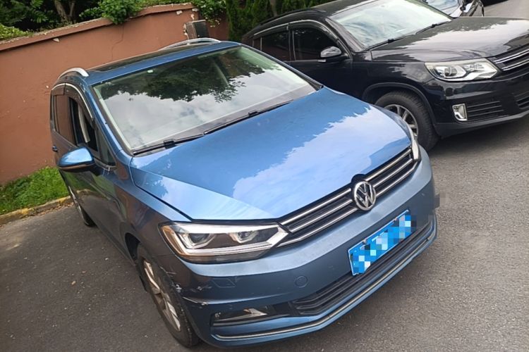 Used Volkswagen Touran 2016 Volkswagen Touran L 280TSI DSG Comfort Edition Front Right 45 Deg