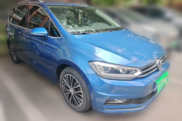 Used Volkswagen Touran 2016 Volkswagen Touran L 330TSI DSG Luxury Edition Front Right 45 Deg