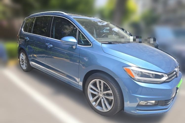 Used Volkswagen Touran 2016 Volkswagen Touran L 280TSI DSG Luxury Edition Front Right 45 Deg