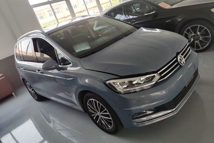 Used Volkswagen Touran 2016 Volkswagen Touran L 330TSI DSG Luxury Edition Front Right 45 Deg