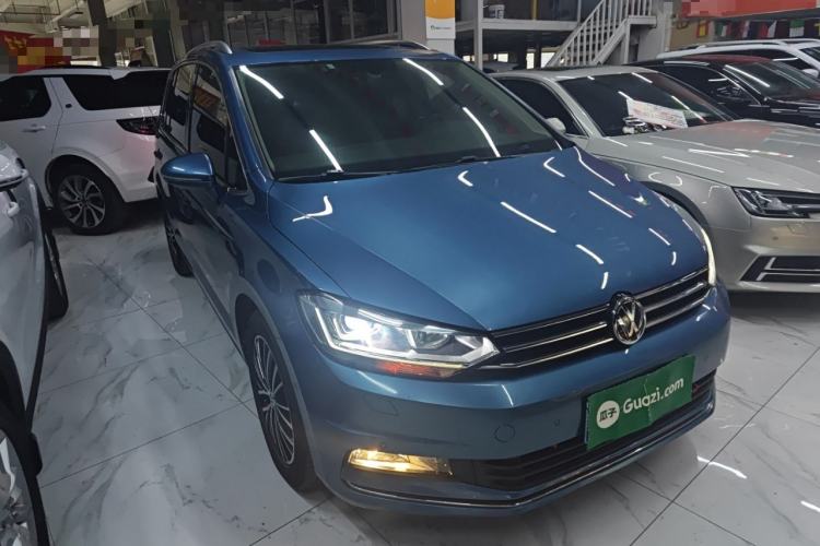 Used Volkswagen Touran 2016 Volkswagen Touran L 280TSI DSG Luxury Edition Front Right 45 Deg