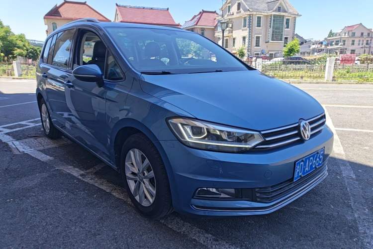 Used Volkswagen Touran 2016 Volkswagen Touran L 280TSI DSG Comfort Edition Front Right 45 Deg