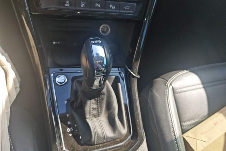 Used Volkswagen Touran 2016 Volkswagen Touran L 330TSI DSG Luxury Edition Gear Lever