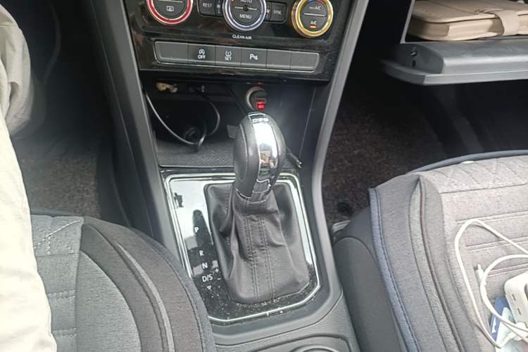 Used Volkswagen Touran 2016 Volkswagen Touran L 280TSI DSG Comfort Edition Gear Lever