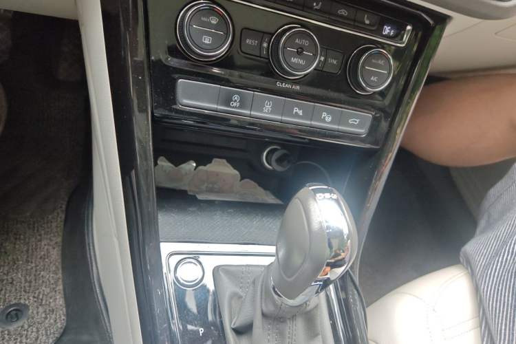 Used Volkswagen Touran 2016 Volkswagen Touran L 330TSI DSG Luxury Edition Gear Lever
