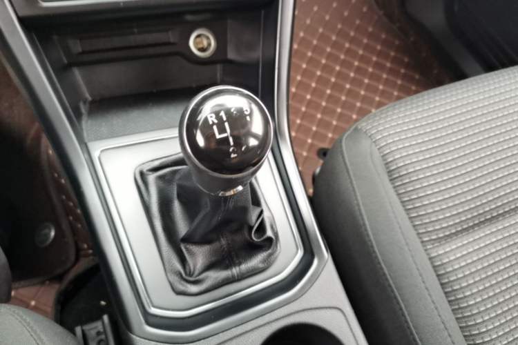 Used Volkswagen Touran 2016 Volkswagen Touran L 280TSI Manual Trend Edition Gear Lever