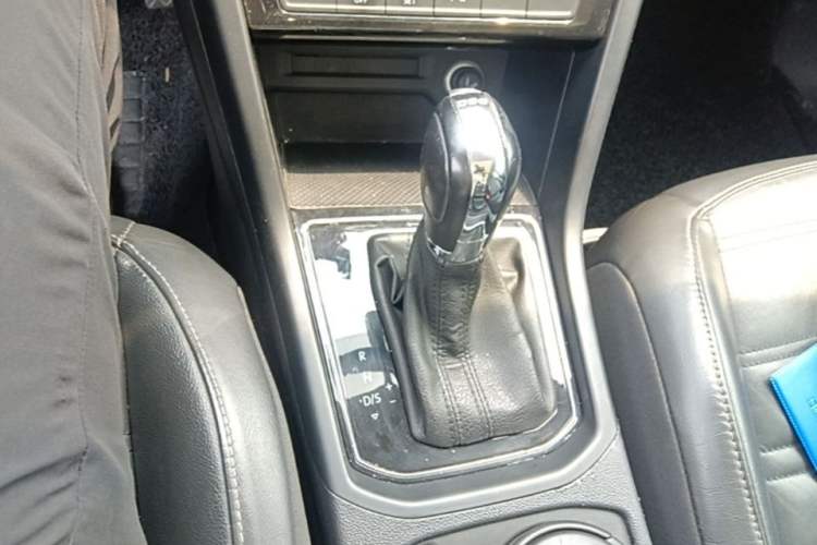 Used Volkswagen Touran 2016 Volkswagen Touran L 280TSI DSG Comfort Edition Gear Lever