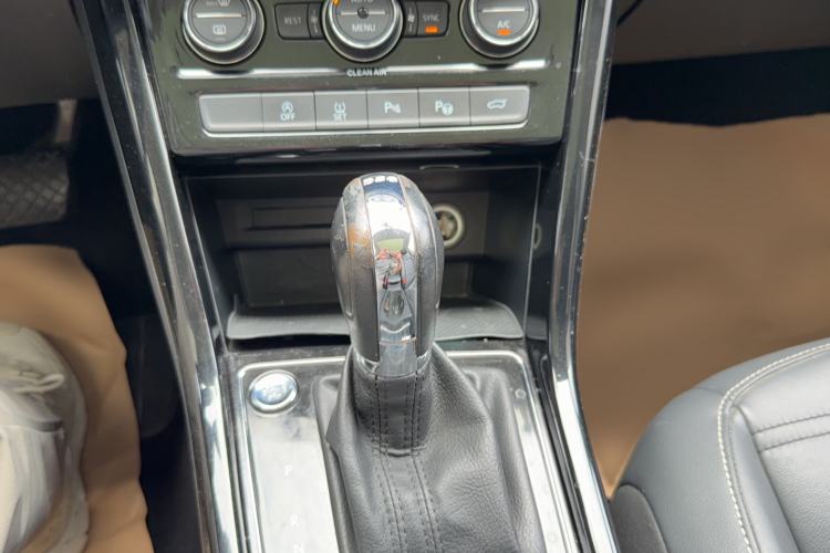 Used Volkswagen Touran 2016 Volkswagen Touran L 280TSI DSG Luxury Edition Gear Lever