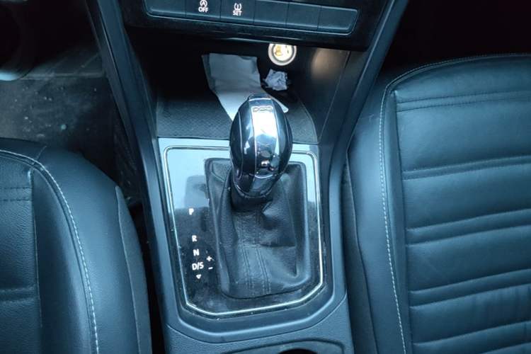 Used Volkswagen Touran 2016 Volkswagen Touran L 280TSI DSG Comfort Edition Gear Lever