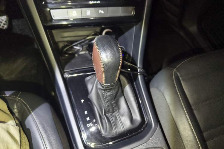 Used Volkswagen Touran 2016 Volkswagen Touran L 280TSI DSG Comfort Edition Gear Lever