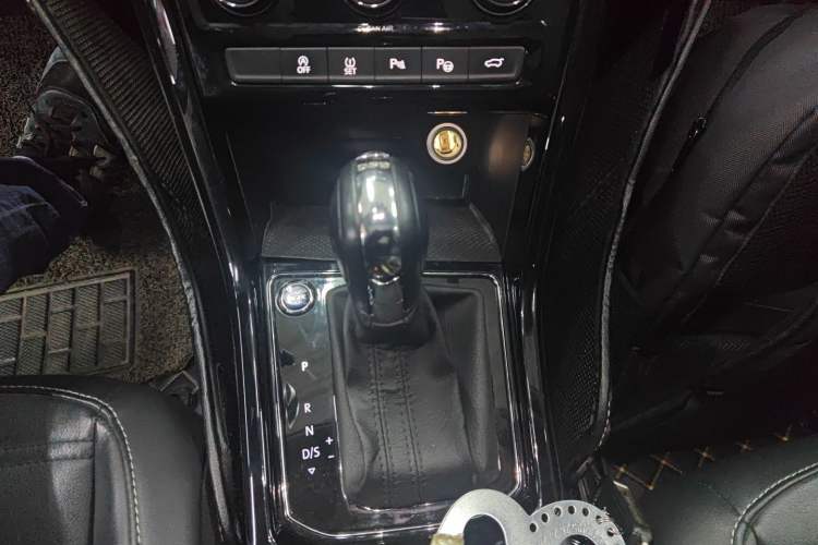 Used Volkswagen Touran 2016 Volkswagen Touran L 280TSI DSG Luxury Edition Gear Lever