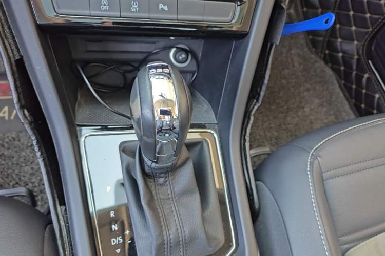 Used Volkswagen Touran 2016 Volkswagen Touran L 280TSI DSG Comfort Edition Gear Lever