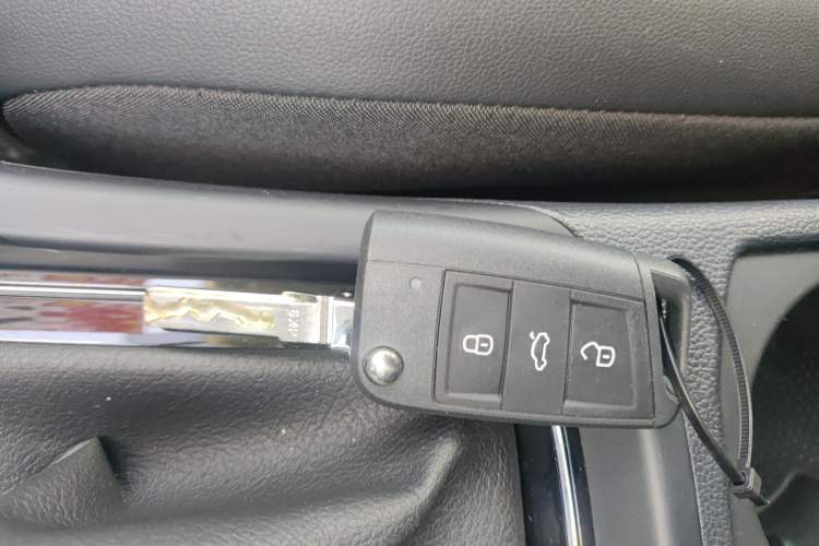 Used Volkswagen Touran 2016 Volkswagen Touran L 280TSI DSG Comfort Edition Interior 1