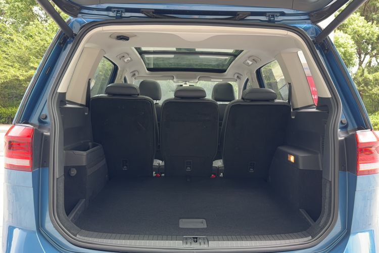 Used Volkswagen Touran 2016 Volkswagen Touran L 280TSI DSG Luxury Edition Interior 3