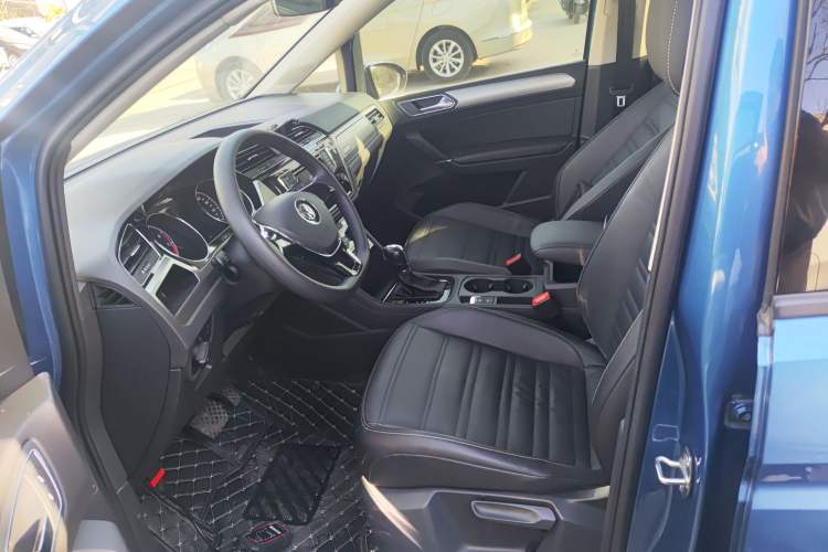 Used Volkswagen Touran 2016 Volkswagen Touran L 280TSI DSG Comfort Edition Left Front Seat