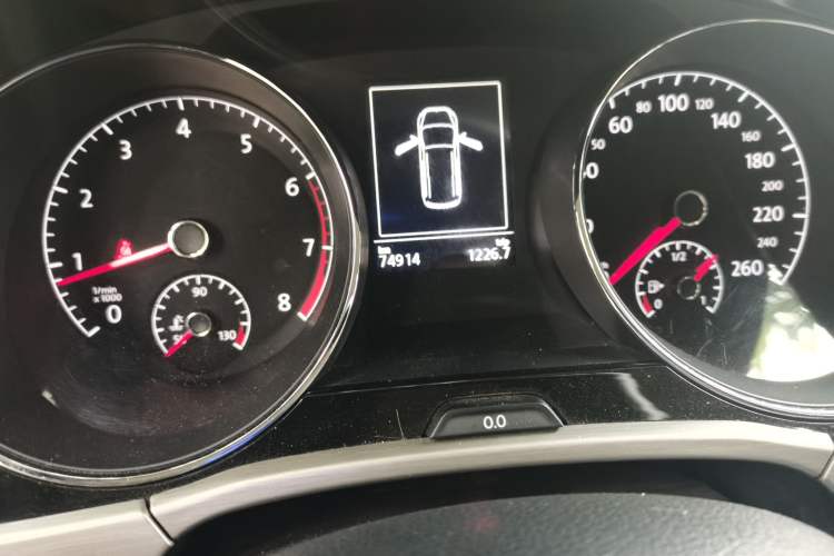 Used Volkswagen Touran 2016 Volkswagen Touran L 280TSI DSG Comfort Edition Odometer Close Up