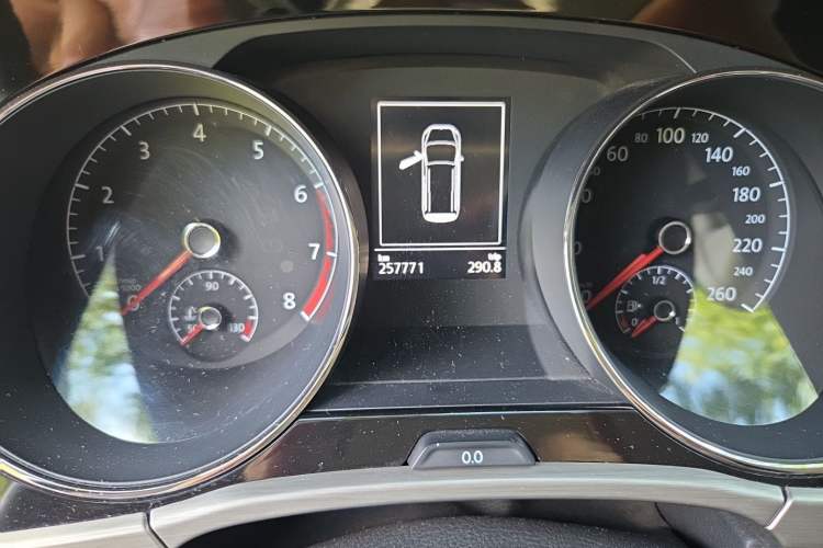 Used Volkswagen Touran 2016 Volkswagen Touran L 280TSI DSG Comfort Edition Odometer Close Up