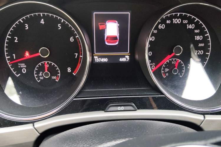 Used Volkswagen Touran 2016 Volkswagen Touran L 280TSI DSG Luxury Edition Odometer Close Up
