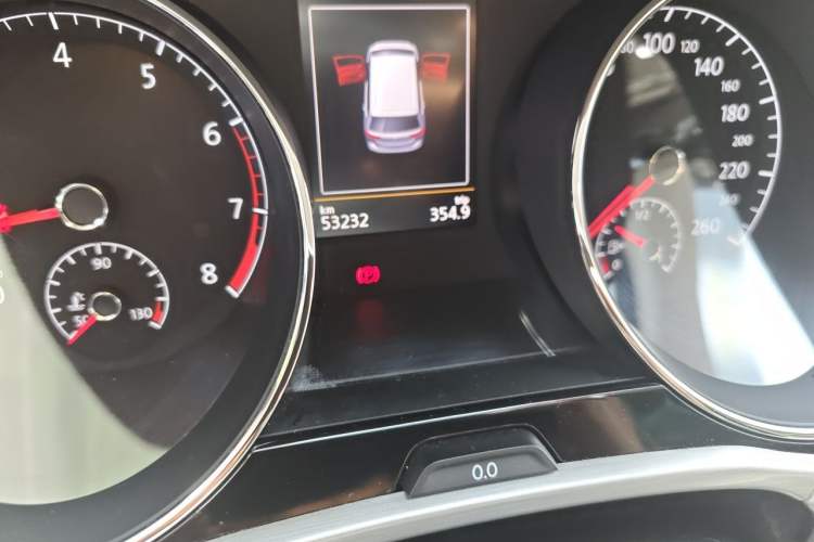 Used Volkswagen Touran 2016 Volkswagen Touran L 280TSI DSG Luxury Edition Odometer Close Up