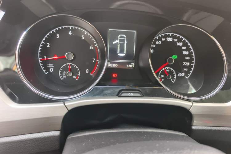 Used Volkswagen Touran 2016 Volkswagen Touran L 280TSI DSG Comfort Edition Odometer Close Up
