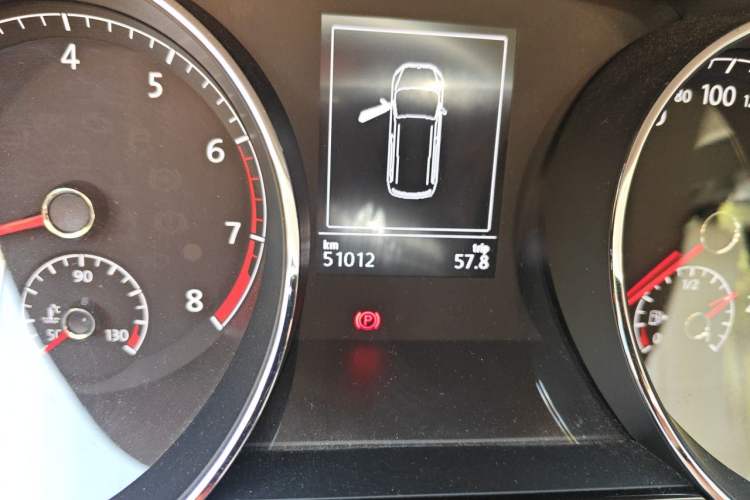 Used Volkswagen Touran 2016 Volkswagen Touran L 280TSI Manual Comfort Edition Odometer Close Up