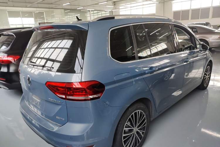 Used Volkswagen Touran 2016 Volkswagen Touran L 330TSI DSG Luxury Edition Rear Right 45 Deg