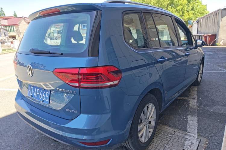 Used Volkswagen Touran 2016 Volkswagen Touran L 280TSI DSG Comfort Edition Rear Right 45 Deg