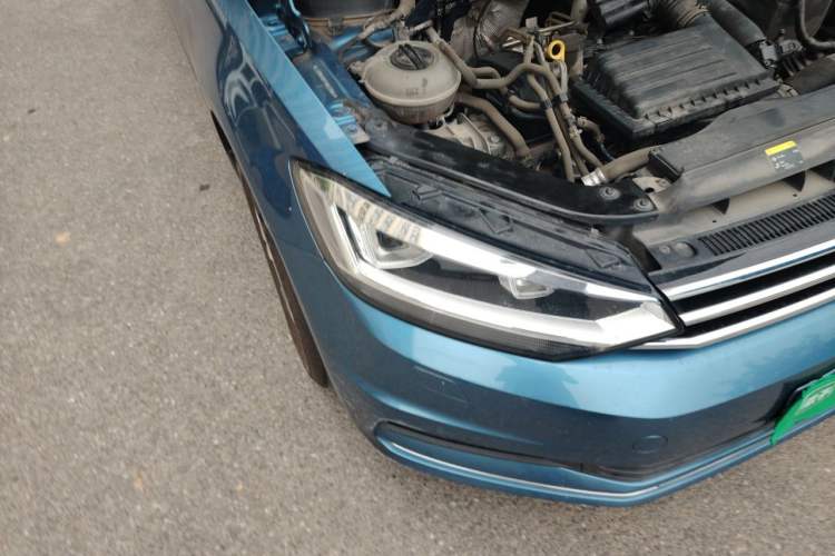 Used Volkswagen Touran 2016 Volkswagen Touran L 280TSI DSG Comfort Edition Right Front Headlight