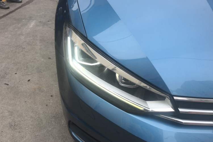 Used Volkswagen Touran 2016 Volkswagen Touran L 280TSI DSG Comfort Edition Right Front Headlight