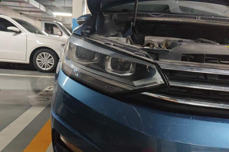 Used Volkswagen Touran 2016 Volkswagen Touran L 280TSI DSG Comfort Edition Right Front Headlight