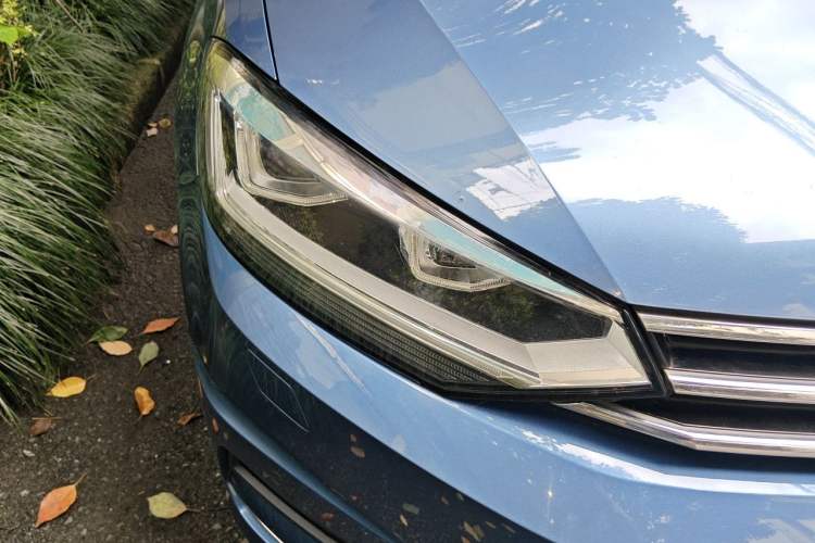 Used Volkswagen Touran 2016 Volkswagen Touran L 280TSI DSG Comfort Edition Right Front Headlight