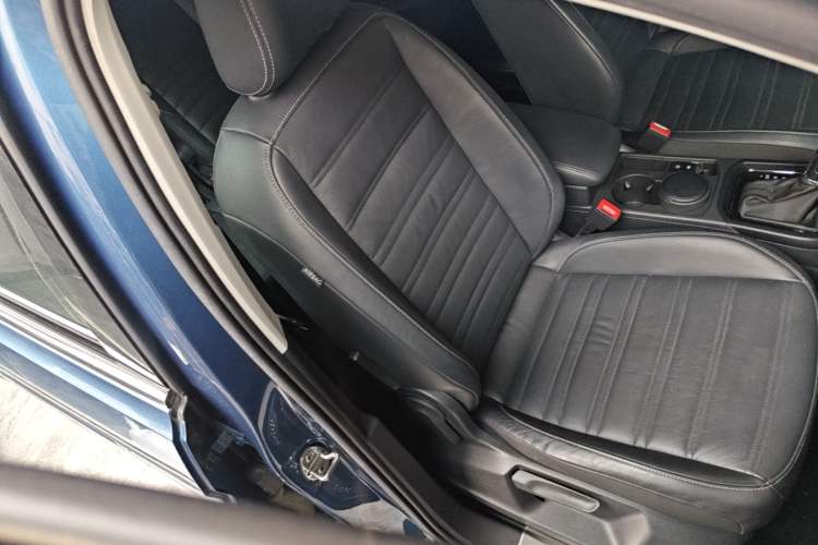 Used Volkswagen Touran 2016 Volkswagen Touran L 280TSI DSG Comfort Edition Right Front Seat