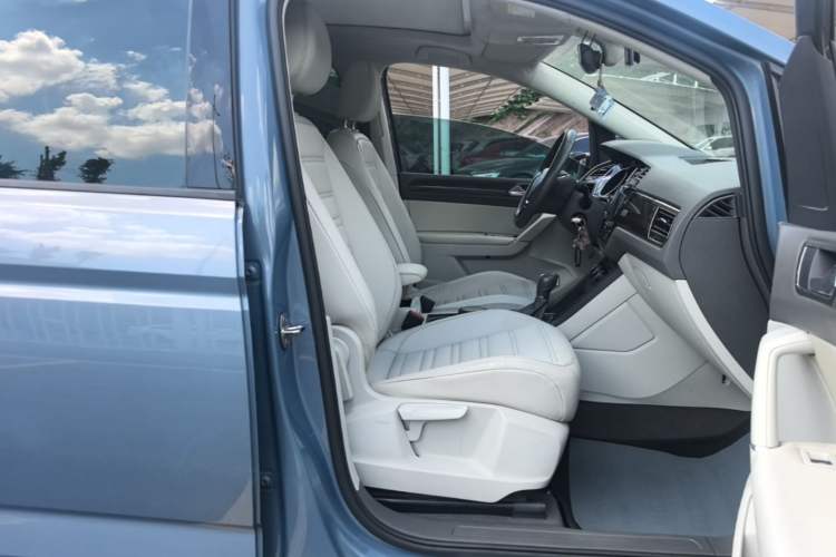 Used Volkswagen Touran 2016 Volkswagen Touran L 280TSI DSG Comfort Edition Right Front Seat