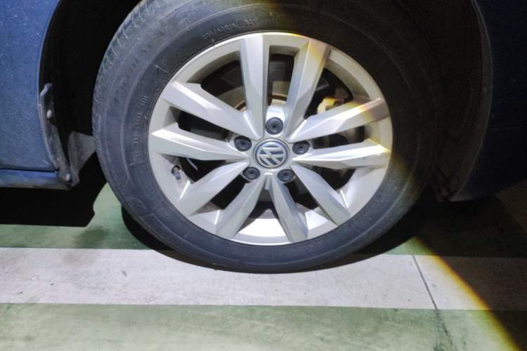 Used Volkswagen Touran 2016 Volkswagen Touran L 280TSI DSG Comfort Edition Right Front Wheel Hub