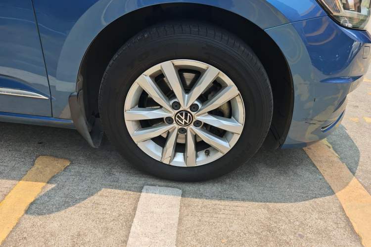 Used Volkswagen Touran 2016 Volkswagen Touran L 280TSI DSG Comfort Edition Right Front Wheel Hub