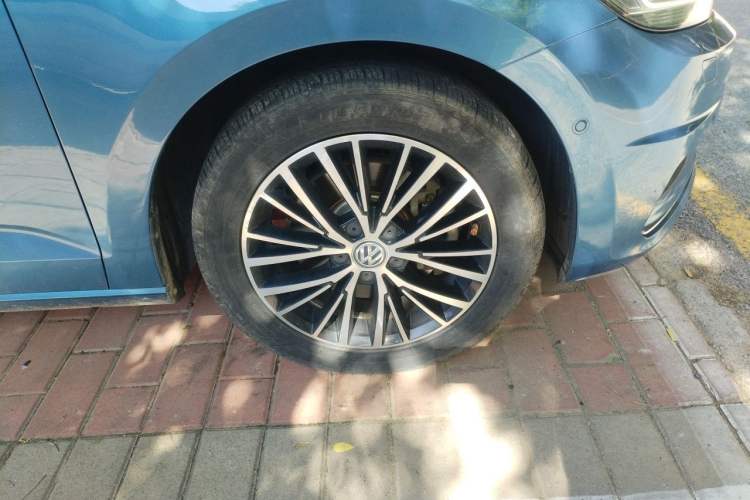 Used Volkswagen Touran 2016 Volkswagen Touran L 330TSI DSG Luxury Edition Right Front Wheel Hub