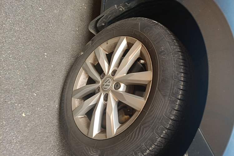 Used Volkswagen Touran 2016 Volkswagen Touran L 280TSI DSG Comfort Edition Right Front Wheel Hub