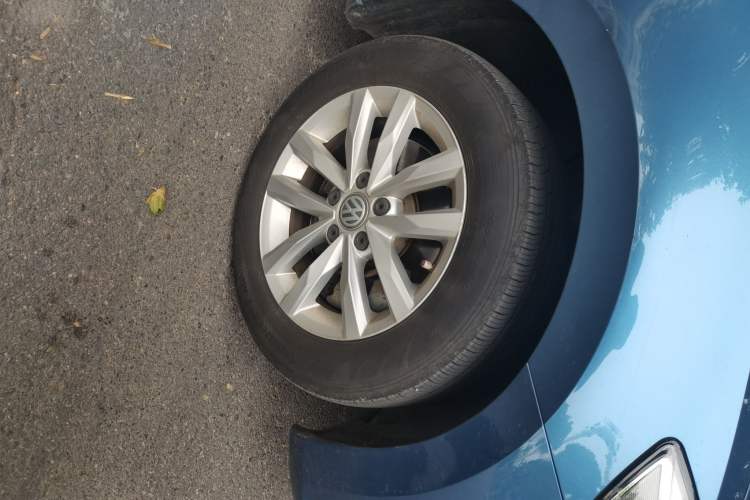 Used Volkswagen Touran 2016 Volkswagen Touran L 280TSI DSG Comfort Edition Right Front Wheel Hub