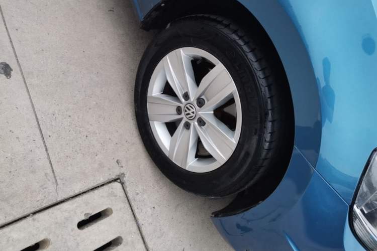 Used Volkswagen Touran 2016 Volkswagen Touran L 280TSI Manual Trend Edition Right Front Wheel Hub