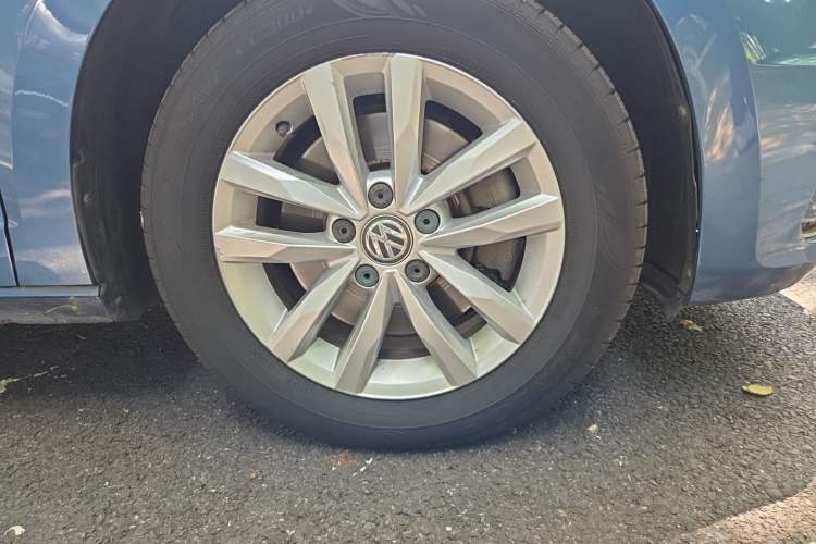 Used Volkswagen Touran 2016 Volkswagen Touran L 280TSI DSG Comfort Edition Right Front Wheel Hub